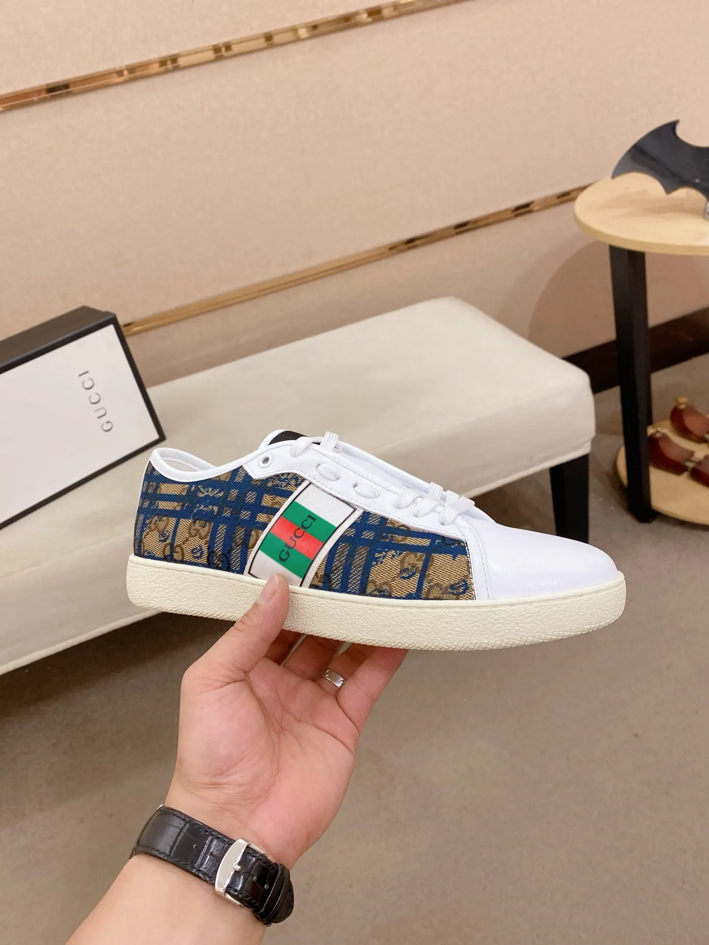 Factory price: 400💰 (GUCCI) The latest model from the official website 🎁🎁Casual and fashionable men's shoes👟, hot style 💥The version is simple and elegant, exclusive for trendy men. Unique official website latest brand elements 👑Gucci original decoration, fashionable and generous, the fabric is original cowhide ✅sheepskin lining, the official website specifies wear-resistant casual outsole, the classic model is taken in kind at the counter🎬38-44 (45 is not returned or exchanged)